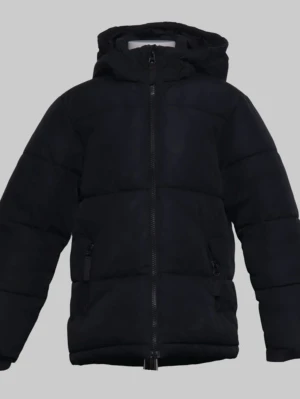 Lager 157 Svart pufferjacka med huva  - Säljer en svart pufferjacka med huva och dragkedja framtill. Jackan har två sidofickor med dragkedja och breda quiltade paneler för extra värme. Perfekt för kalla vinterdagar och riktigt skön att bära.