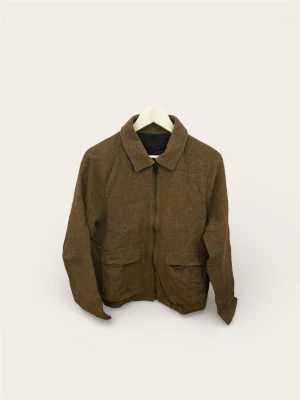 Regent Overshirt / Vårjacka (Brun) – Nypris 3 000 kr – Stl M - Säljer en mycket exklusiv och stilren brun overshirt/jacka från kvalitetsmärket Regent. Modellen har en dragkedja framtill och praktiska fickor, vilket gör att den fungerar utmärkt både som en kraftigare skjorta inomhus och som en perfekt vårjacka.  Specifikationer:  Märke: Regent  Typ: Overshirt / Vårjacka (med dragkedja)  Storlek: M (Passar även dig som har storlek S)  Färg: Brun (Strukturerat tyg)  Nypris: 3 000 kr  Skick: Mycket fint skick. Välvårdad och sparsamt använd. Mitt hem är helt dju