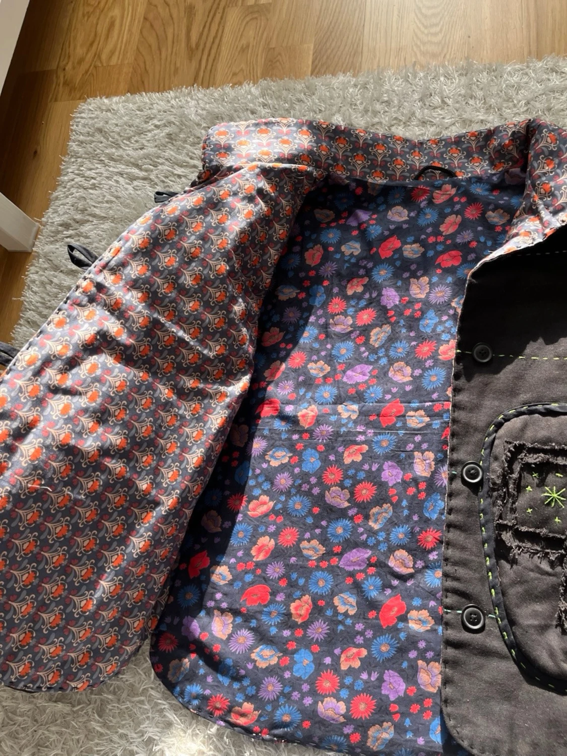 Svart jacka med blommor - 2