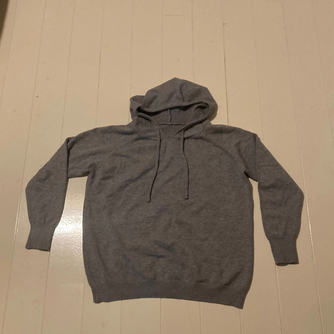 Grå hoodie med snörning