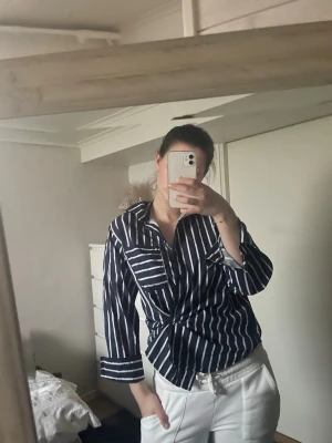 Randig skjorta - Kan visa hur jag styla det i början men utöver den knuten som jag gjort så är det en vanlig skjorta🥰står xs men kan lika väl passa s och m :)