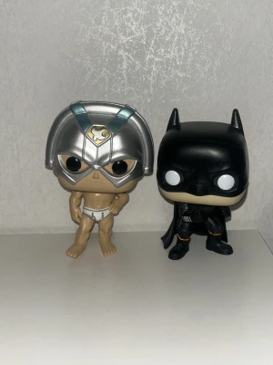 Funko Pop-figurer – Batman & He-Man - Säljer två stilrena Funko Pop-figurer från Funko Pop:   Batman – klassisk svart design med cape  He-Man – unik variant med rustning/hjälm  Båda figurerna är i fint skick och passar perfekt för samlare eller som snygg inredningsdetalj. Har stått på hylla i rökfritt hem.