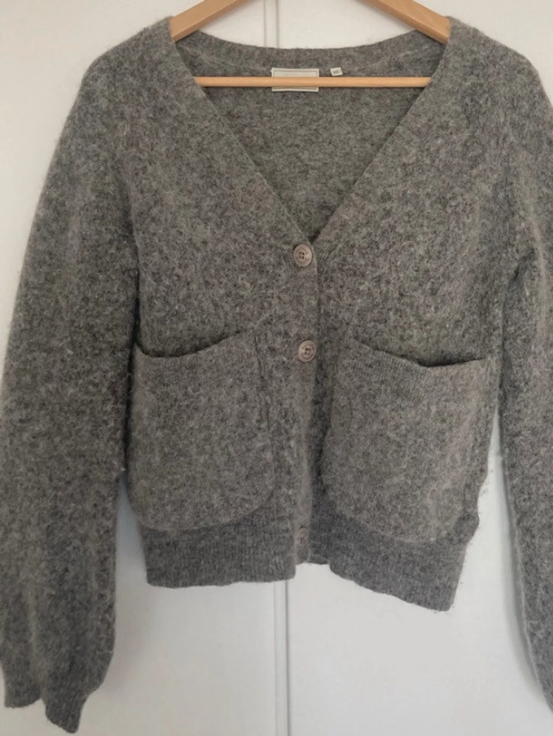 Grå fluffig kofta med fickor