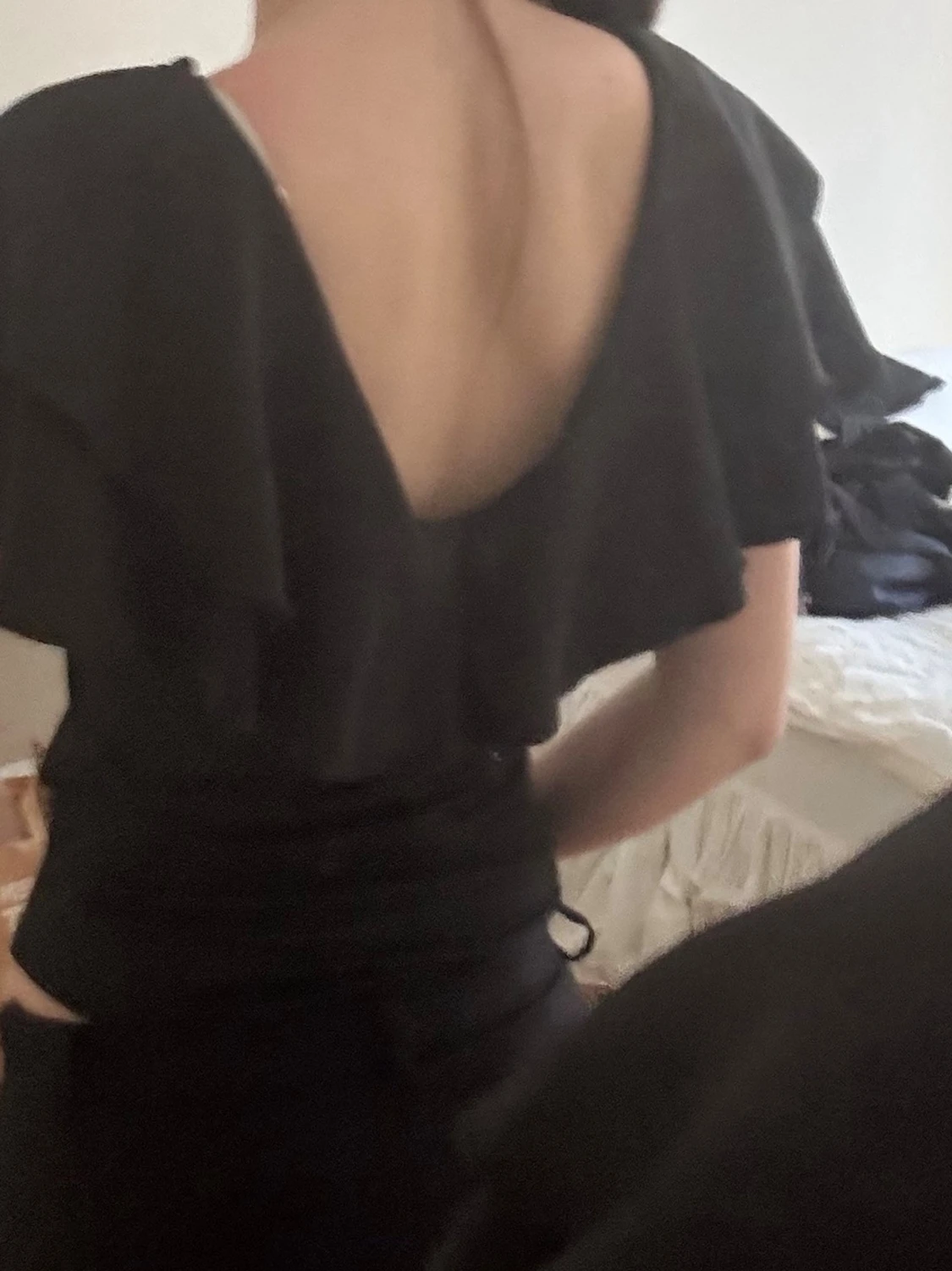 Svart topp med volang och öppen rygg - 1