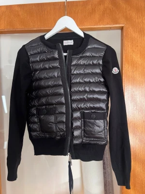 Moncler cardigan dam - Säljer nu min moncler cardigan i storlek 1 vilket motsvarar xs. Den är bevarad i väldigt bra skick, inprensivt som ny. En perfekt vårjacka💗
