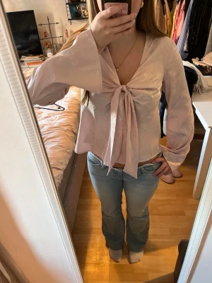 Ljusrosa blus med knyt framtill - En söt topp från Gina Tricot🩷