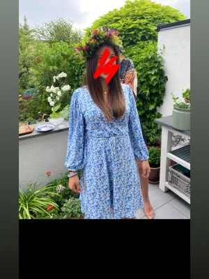 Blå blommig sommar klänning - En super fin sommar klänning med blommor. Super fin passform i midja och puff armar. Storlek S men skulle söga att de passar XS också. Inga defekter!🥰