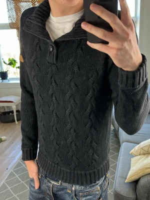 Cardigan svart stickad  - Simpel och trendig perfekt nu under våren! Mått: A:54 B:48 C:42 D:61 (cm) Skriv vid fundering😇✌️