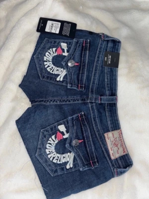 True Religion jeansshorts - Helt nya med prislapp! Köpta för 1099kr. Går att köpa via min Vinted också: andreamijicc 🥰strl: W27