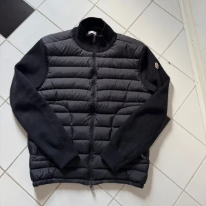 Moncler cardigan - Säljer denna nya cardiganen pga att den är för liten|| helt ny använd få gånger|| skick 10/10|| stlk: M 