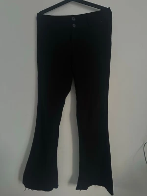 Svarta kostymbyxor - De är uppsprättade så jag skulle säga att de passar någon som är ca 170-173. Det går även att sy upp om man vill det! Tvättar självklart innan jag skickar! 💞 