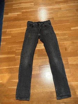 Replay svarta slim fit jeans - Replay wallys slim fit  med lätt tvättad look och klassiska fem fickor. Jeansen har normal midja och raka ben. Perfekta för en avslappnad men ändå stilren outfit. Jeansen är ganska slitna men har inga riktiga hål. Nypris ca 700-1000kr