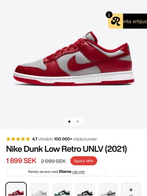 Nike Dunk Low Retro UNLV röd/grå - Nike Dunk Low Retro UNLV är en ikonisk sneaker i rött och grått med klassisk låg siluett. Ovandelen är i läder med perforerad tåbox och röda detaljer på snörning, sula och Swoosh. Perfekt för dig som gillar retrovibbar och streetstyle.