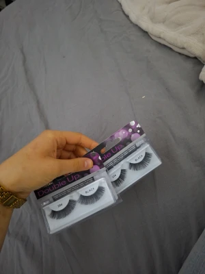 Ardell Double Up lösögonfransar svart - Säljer två förpackningar Ardell Double Up lösögonfransar i färgen svart. Fransarna är täta och voluminösa för en dramatisk look. Har bara öppnat förpackninganara men inte använt dom.