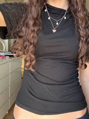 Svart söt topp - Otroligt fin svart topp som sitter tight vid midjan och löst vid armarna. Har bara använt en gång tyvärr o den kommer inte till användning💞💞 väldigt bra skick!! 