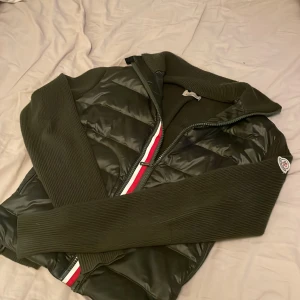 Mörkgrön Moncler cardigan - Säljer en mörkgrön kofta från Moncler i storlek M men moncler är små i storlekarna så att den kommer att passa S och om man vill växa in i den kan man ha den om man är XS också. QR coden funkar och samma när man håller mobilen på märket. kommer att passa Skick 9/10. Skriv vid minsta fundering eller fråga. De bara och skriva om ni vill ha bild på äkthetskap! Pris kan diskuteras vid snabb affär 