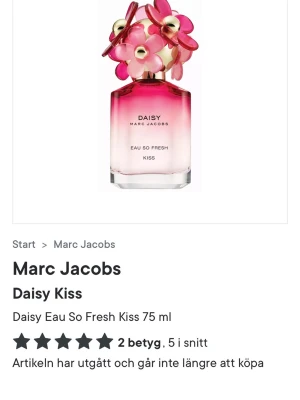 Marc Jacobs Daisy Kiss parfym - Daisy Eau So Fresh Kiss från Marc Jacobs är en parfym i en snygg glasflaska med rosa och guldiga blommor på locket. Flaskan har en snygg rosa till transparent färgskiftning och rymmer 75 ml. Perfekt för dig som gillar lekfull och unik design på parfymflaskan.