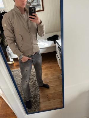 J.Lindeberg jacka - Snygg beige J.lindeberg bomber jacka  | Kanon skick | Modellen på bilden är 182 och väger 70 kg | P092