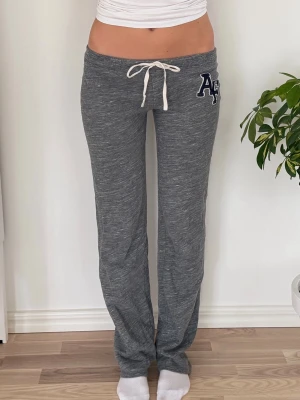 Abercrombie & fitch lågmidjade byxor  - Storlek XS. Rakt över midjemått: 35cm. Innebenslängd: 74cm. Skickas inom 24h. Se liknande plagg i min profil! 