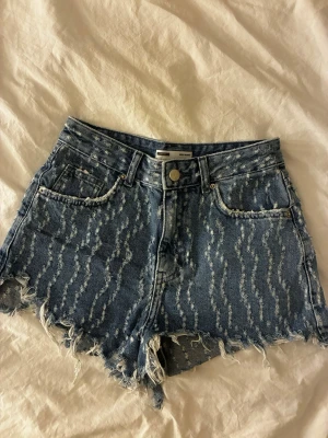 Jeansshorts - Hög jeansshorts från Bershka i st 34, aldrig använda.