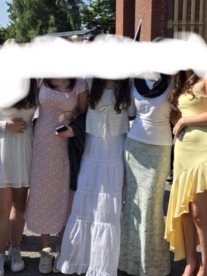 Ljusrosa blommig långklänning🫶🏻 - Söt ljusrosa långklänning med vitt blommönster och offshoulder ärmar. Klänningen har en smickrande passform med rynkad byst och lätt volang vid axlarna. Perfekt för sommarens alla tillfällen! Så fin!🤍🤍