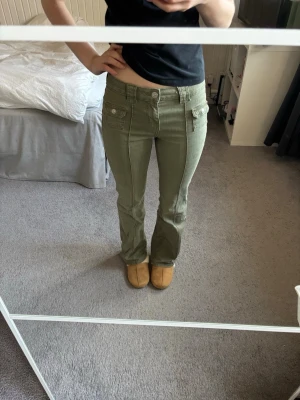 Trendig gröna jeans  - Säljer ett par olivgröna jeans, som knappt är använda väldigt skönt och bekvämt material