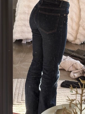 Mörkblå bootcut jeans med kontrastsömmar - Säljer ett par mörkblå bootcut. 