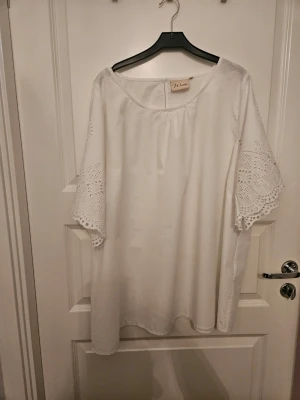 Bomullsblus från Wasabi Concept - Läs hela texten! Söt och användbar vit bomullsblus från Soya Concept. I mycket fint skick, aldrig använd endast tvättad och strykt. Det står storlek XL på lappen, men den är mycket rymlig.140 cm i bröstmått och 74 cm i längd.