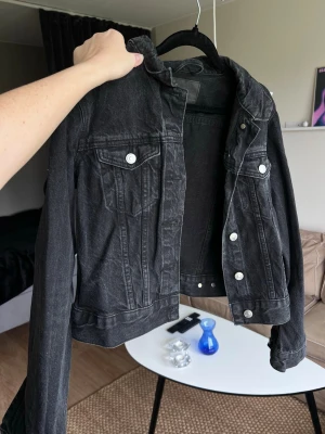 Svart jeansjacka ”urtvättad look” från Lager157, stl XS - Svart jeansjacka från Lager157 i storlek XS. Slverfärgade knappar och två bröstfickor. Snygg tvättad look.  Använd en handfull gånger 🖤 Orignialpris 400kr. 