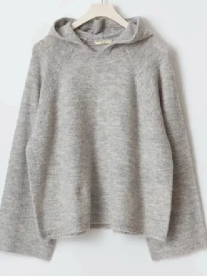 Grå stickad hoodie - Mysig grå stickad hoodie med avslappnad passform och långa ärmar. 