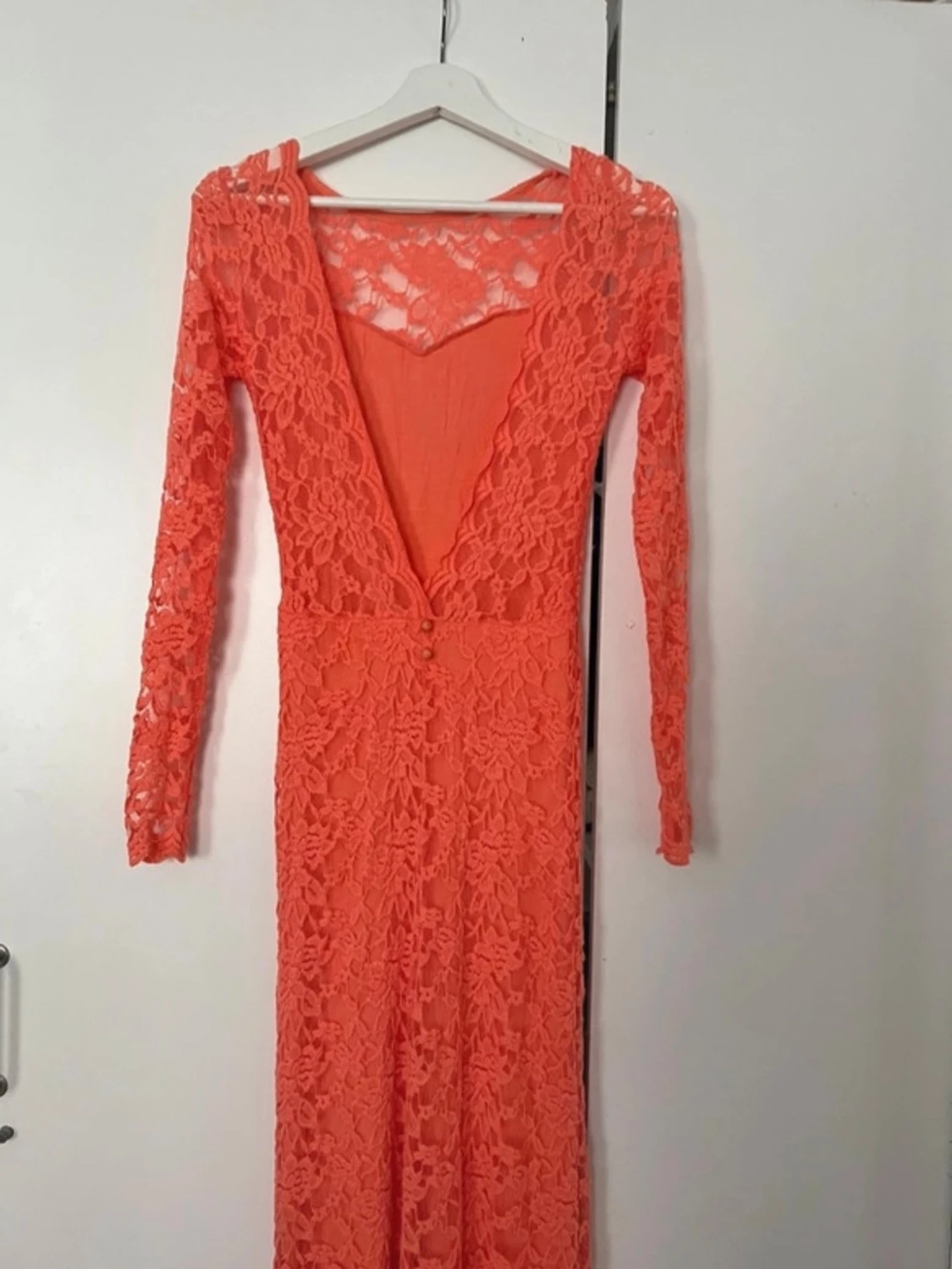 Lång korallfärgad spetsklänning - 2