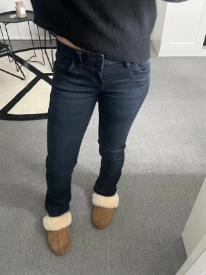 Marinblåa LTB jeans - Säljer mina nya low waist LTB jeans då dom inte passar mig!! Dom är i formen valerie. Kom gärna med prisförslag 