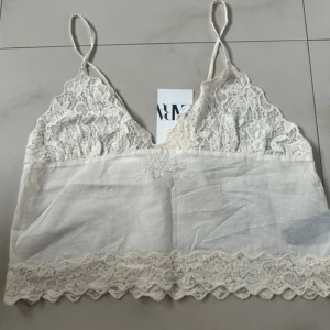 Set från Zara - Säljer detta supersöt set med spetsdetaljer från Zara. Helt perfekt en varm sommardag eller att ha som pyjamas. Tar inga fler bilder 🩷 Helt oanvänt med lappar kvar! 