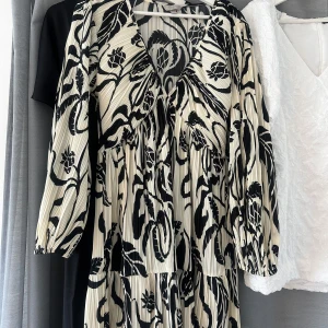 Mönstrad klänning - Säljer denna jättefina klänning som i storlek m men passar även s