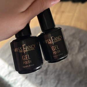 Gellack från Miss Fancy - Två flaskor gel polish från Miss Fancy Professional, innehåller 15 ml vardera. Perfekt för dig som vill göra gelnaglar hemma med salongskänsla ✨