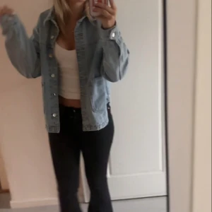 Ljusblå jeansjacka💕 - Säljer en klassisk ljusblå jeansjacka med knappar framtill. Jackan har en normal passform och långa ärmar. Perfekt att slänga över en t-shirt eller linne för en avslappnad look.