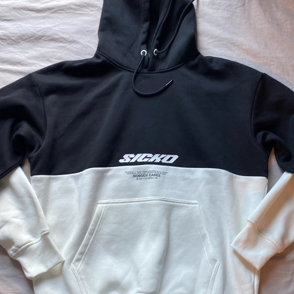 Svartvit hoodie från Cropp med Sicko-tryck - 1