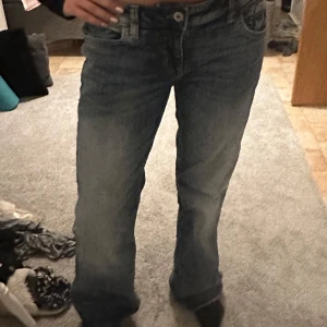 H&m Jeans - Säljer mina h&m jeans då dom inte kommer till användning, strl 40💓 lite nötta vid fötterna (sista bild)