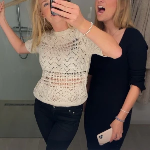 Zara Vit stickad topp - Säljer en vit stickad topp med korta ärmar och snyggt hålmönster. Perfekt till jeans eller kjol för en fräsch look. Toppen har en lätt croppad passform och är gjord i ett mjukt material.