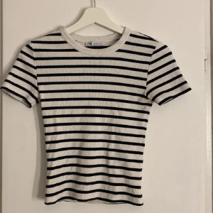 T-shirt - Snygg randig T-shirt från Zara