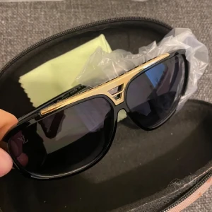 LV glasögon - Säljer ett par splitter nya Louise Vuitton solglasögon, tillbehöver medföljer. Perfekt nu inför sommaren.
