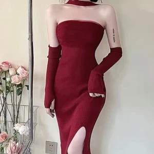 MörkRöd axelbandslös långklänning öppna Axel  - Säljer en snygg röd axelbandslös långklänning med tight passform. Klänningen har en slits på sidan och är gjord i ett ribbat material som ger en modern look. Perfekt för dig som vill sticka ut med en färgstark och elegant stil.