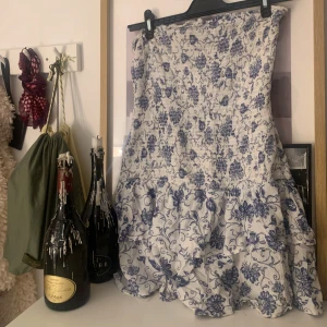 Vit och blå blommig klänning - Supersöt klänning med blått blommönster, den är perfekt till sommaren! Den är i storlek M men passar storlek S!!! Jag har xs och den sitter fint på mej! Kan gå ner i pris vid snabb affär!!!❤️❤️❤️❤️❤️