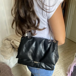 Väska - Svart väska från hm Bredd 25cm Höjd 20cm