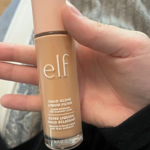 e.l.f. Halo Glow Liquid Filter Shade 3 Light/Medium - Glow booster i flytande form från e.l.f. i nyansen Shade 3 Light/Medium. Ger en strålande finish och kan användas ensam eller under foundation. Innehåller squalane och hyaluronsyra för extra lyster. Använd 3-4 gånger men funkar inte för mig 