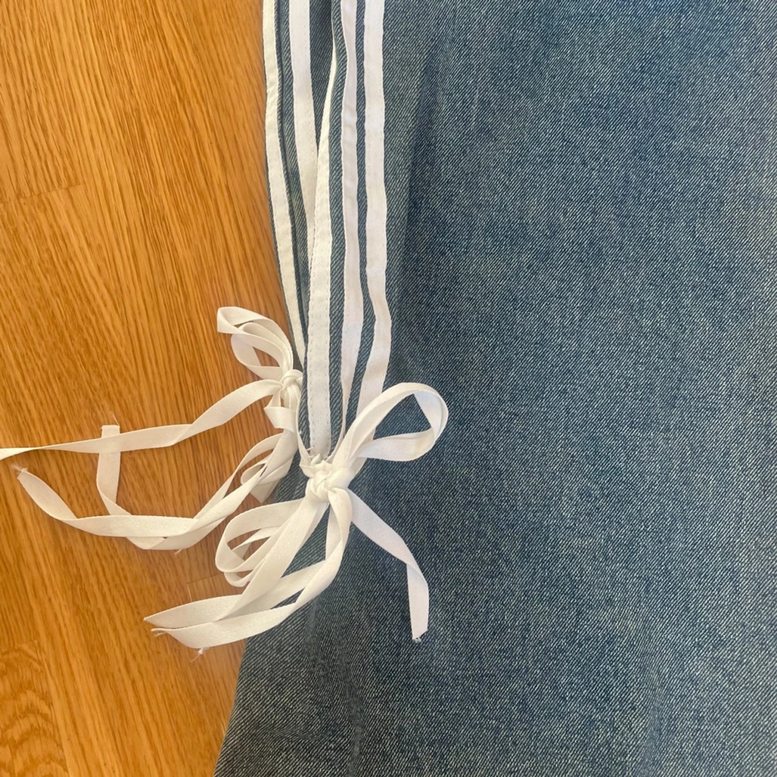 Blå jeans med vita ränder och knytband - 92