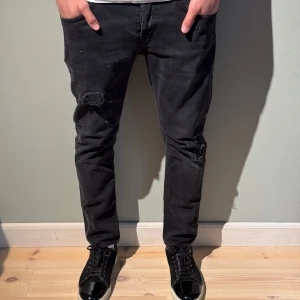 Dondup George jeans - Skick 10/10! | storlek w32 | nypris 4000kr mitt pris 799! | jeansen är destroyed från fabrik vilket är sjukt populärt | pris diskuterbart | kontakta gärna vid eventuella frågor🙌