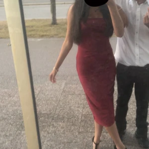 Vinröd tight klänning - Säljer en vinröd klänning med tight passform och ärmlös design. Klänningen har en rak, enkel siluett och går ner till vaden. Perfekt för dig som vill ha en stilren och elegant look. Skriv för mer bilder! Passar xs också! :)) 