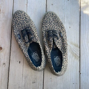 Leopardmönstrade sneakers från Vans (passar 39) - Säljer ett par klassiska Vans sneakers med leopardmönster. Inte använt så mycket men sulorna är lite slitna i färgen. Storlek 41 enligt Vans hemsida men jag har vanligtvis 39!