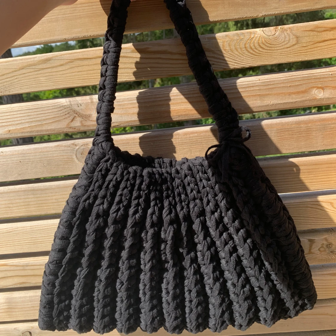Svart virkad axelväska